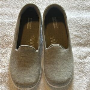 Skechers GoGaShoes  Natural Slip On Shoes Women Size 9 EUC